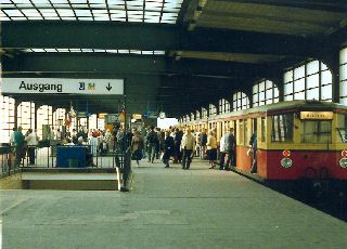 sBerlin S Bahn Zoo 1987.jpg